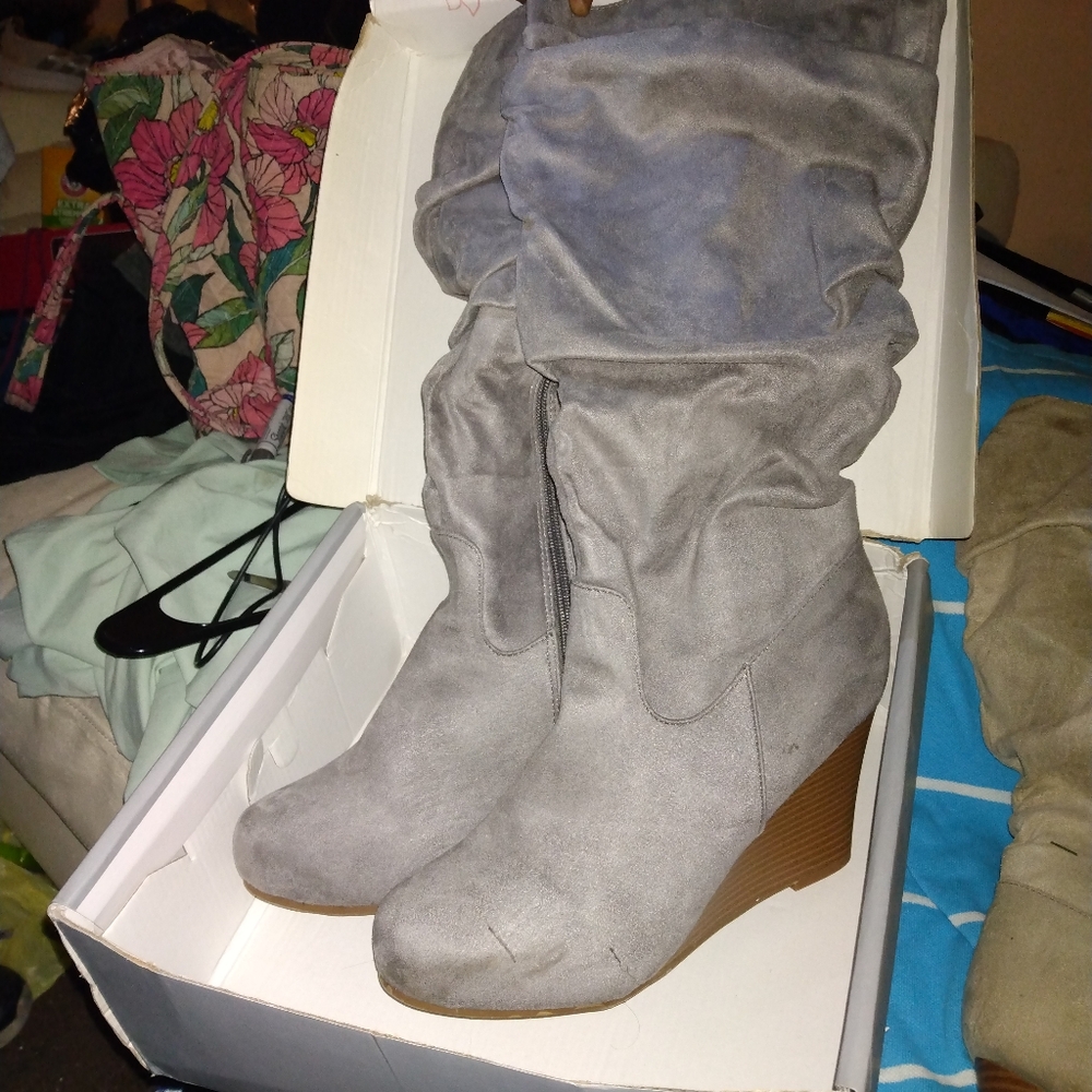 Size 10 boots tan in color